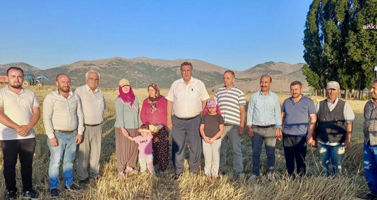 Çiftçiler dert yandı: Ayağıma sıfır ayakkabı almadım, oğlanın gönderdiğini giyiyorum