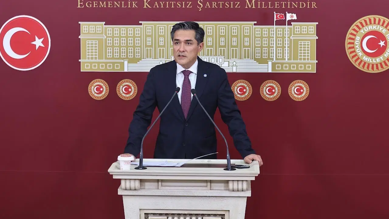 iyi-parti-isim-vermedi-komisyonda-uye-dagitimi-yapildi-bugra-kavuncu-tepki-gosterdi-cx7wfky3.jpg