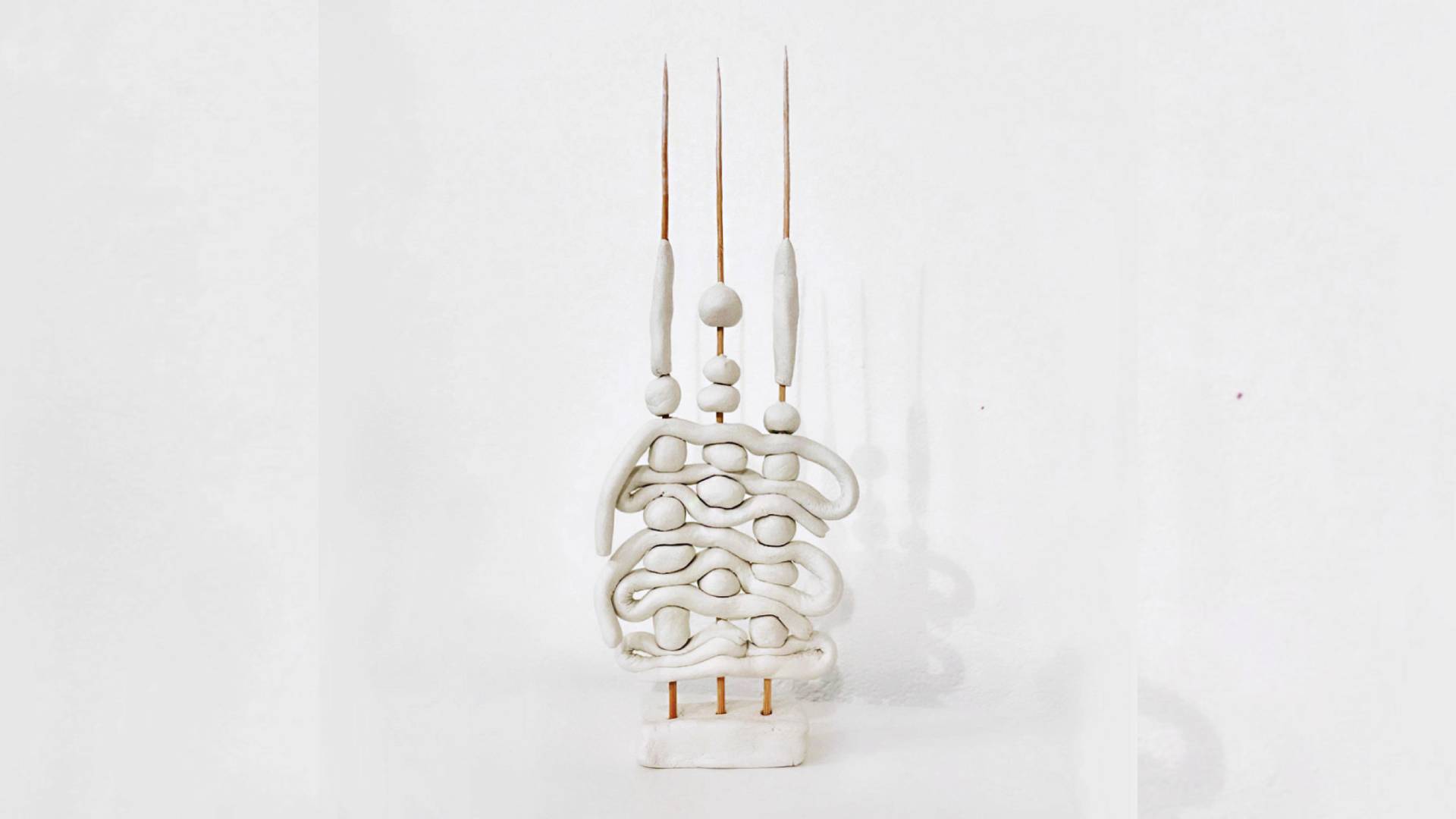 Decollage Art Space yeni sezonu Damla Yücebaş’ın “Yürüyüşler” adlı sergisi ile karşılıyor