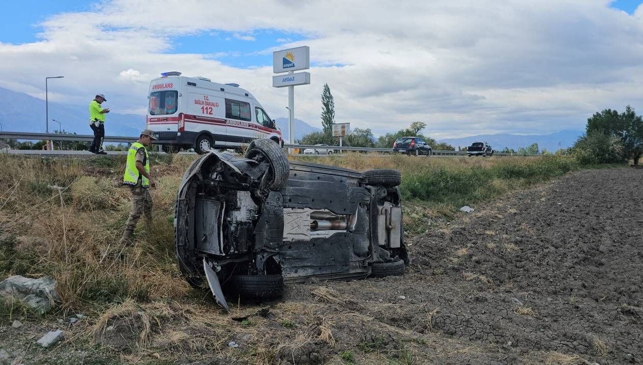 Otomobil takla attı, sıkışanları sağlık ve polis ekipleri kurtardı