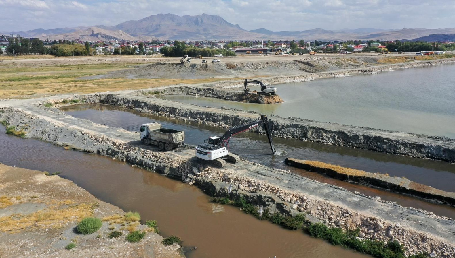 van golunden1 milyon 970 bin metrekup dip camuru ve balcik cikarildi 4C521Z9N