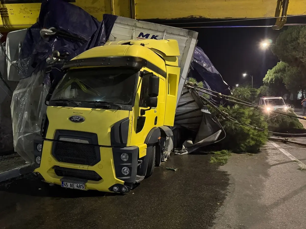 Yunusemre’de Vinç Devrildi, Operatör Hastaneye Kaldırıldı