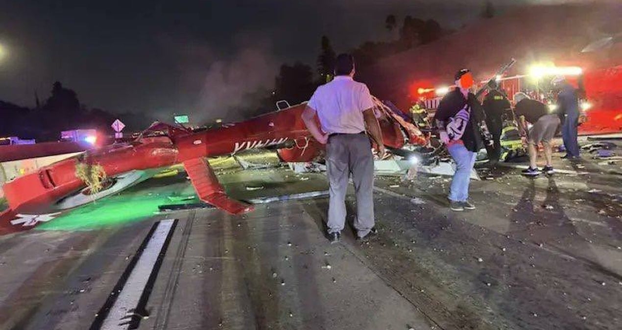 Ambülans helikopter otoyoldaki sürücünün yanına düştü