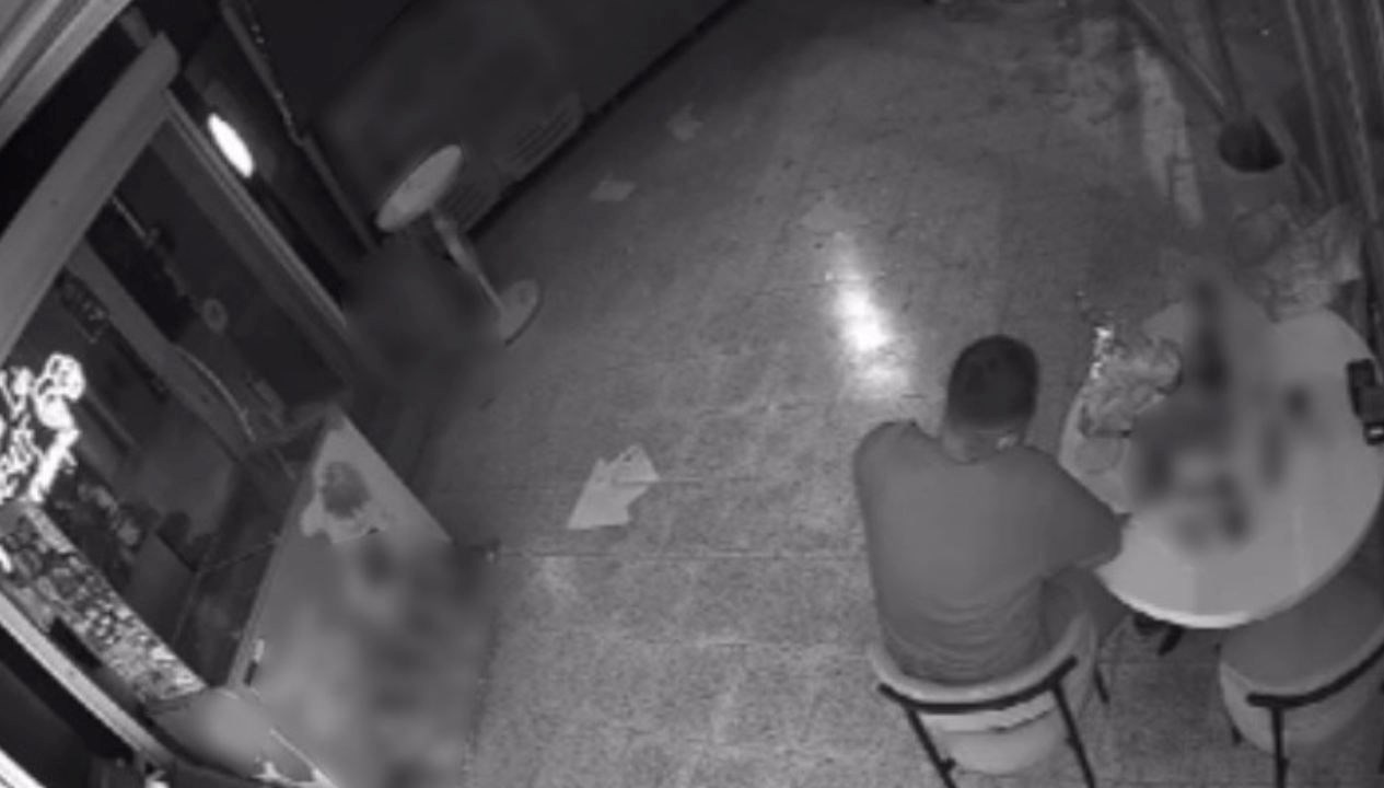 Camı kırıp girdiği markette “çilingir sofrası” kurdu