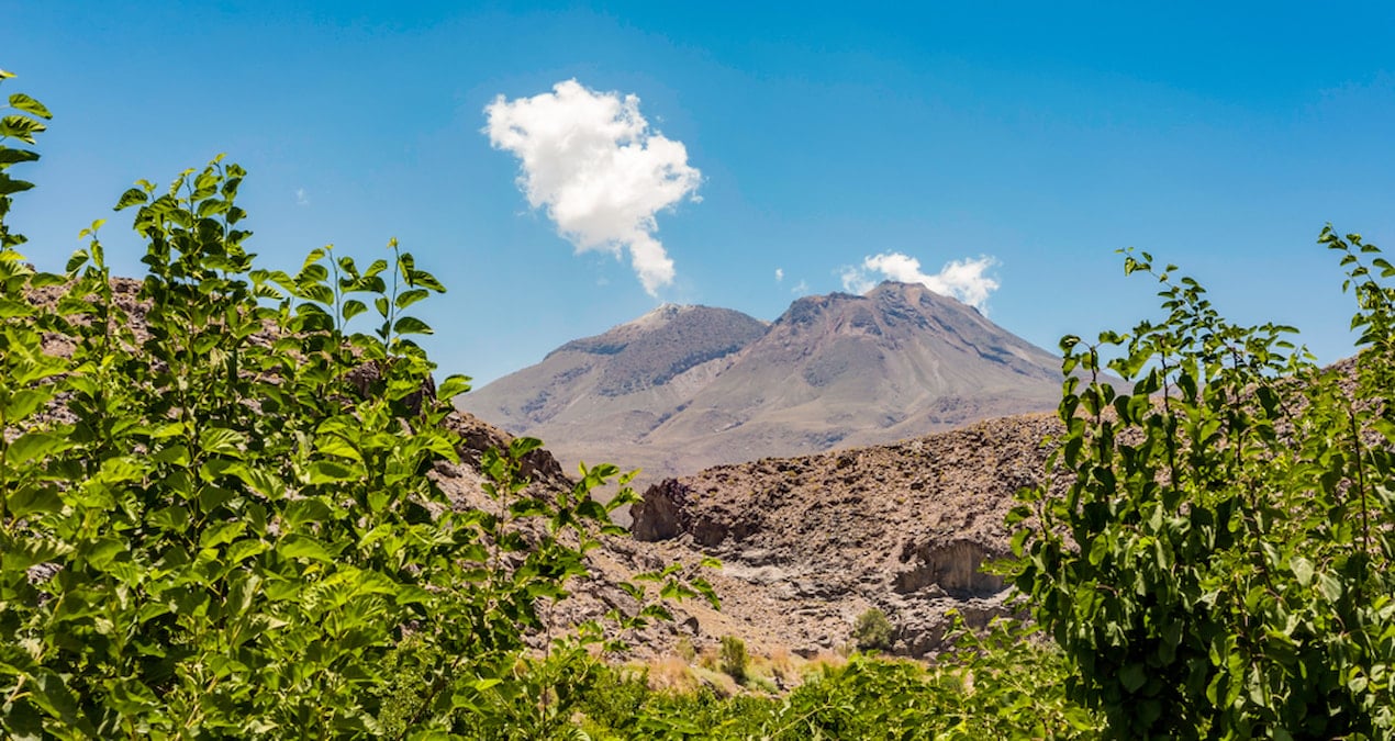 Endişe yaratan hareketlilik! Komşuda 710 bin yıldır uyuyan dev volkan uyandı