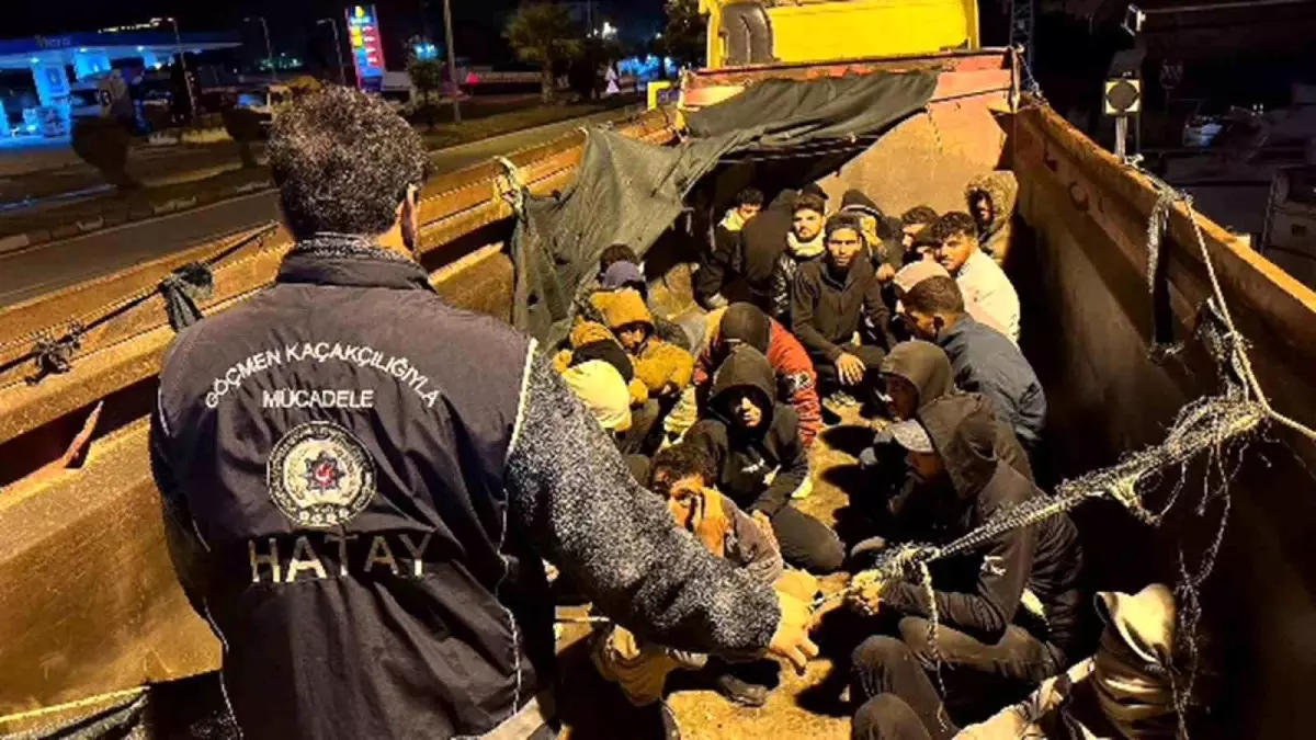 Hatay’da İnsan Taciri Hafriyat Kamyonunda 28 Kaçak Göçmenle Yakalandı