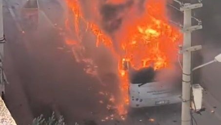 park halindeki ozel halk otobusu alev topuna dondu bqHjUsvE