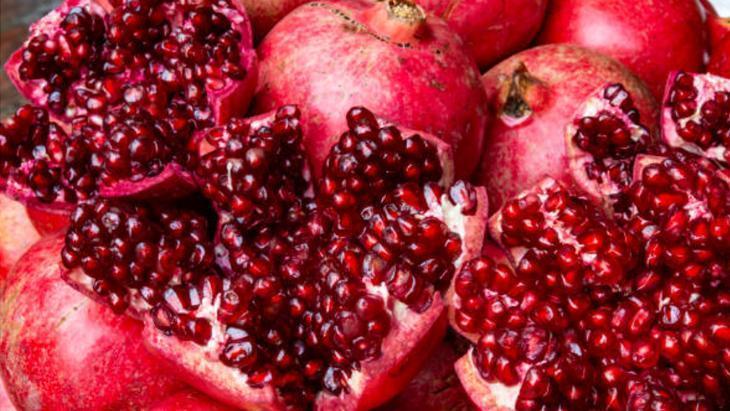 3 işaretle kendini ele veriyor: Nar seçerken hatırla, lekeler her şeyi anlatıyor!