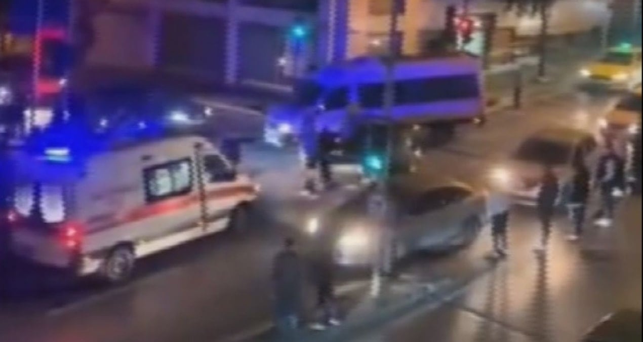 Bayrampaşa’da yolcu otobüsü ile otomobil çarpıştı: Yaralılar var