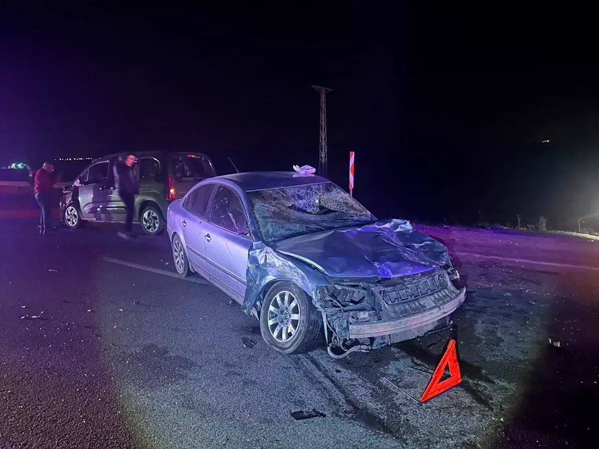 Çorum’da Hayvana Çarpan İki Araçta 3 Yaralı