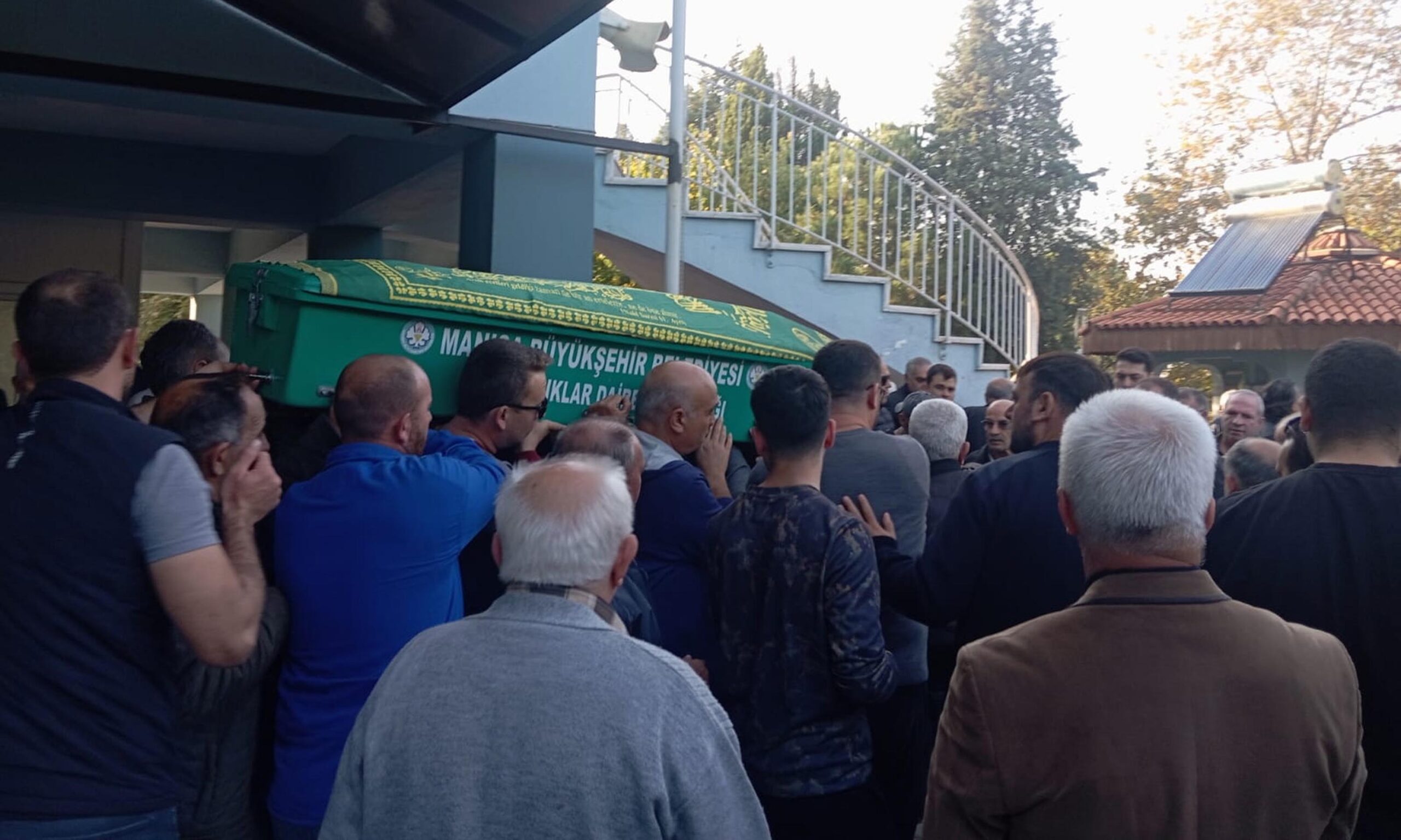 Devrilen traktörünün altında kalmıştı: Emekli öğretmen son yolculuğuna uğurlandı