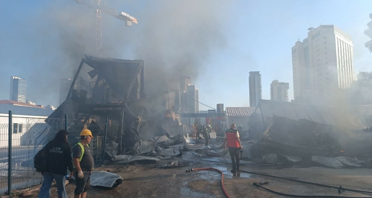 İzmir’de inşaat şantiyesinde yangın! Alevler otomobillere sıçradı