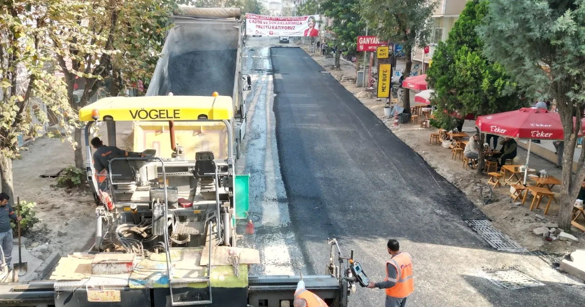 kocaeli zumrut sokakta asfalt ve aydinlatma hamlesi TyIEGhOl.webp