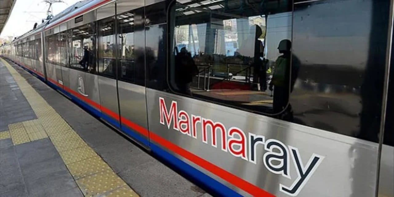 Marmaray’da bir yolcu raylara atladı!