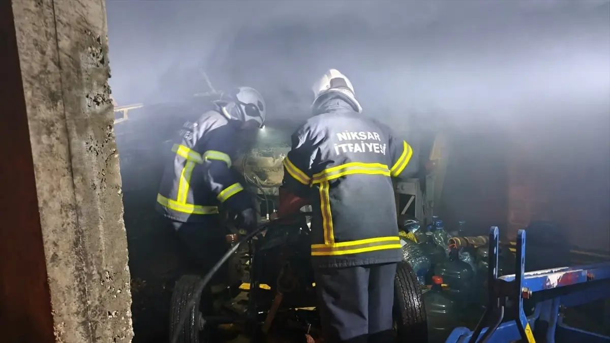 Niksar’da Üç Katlı Evde Yangın