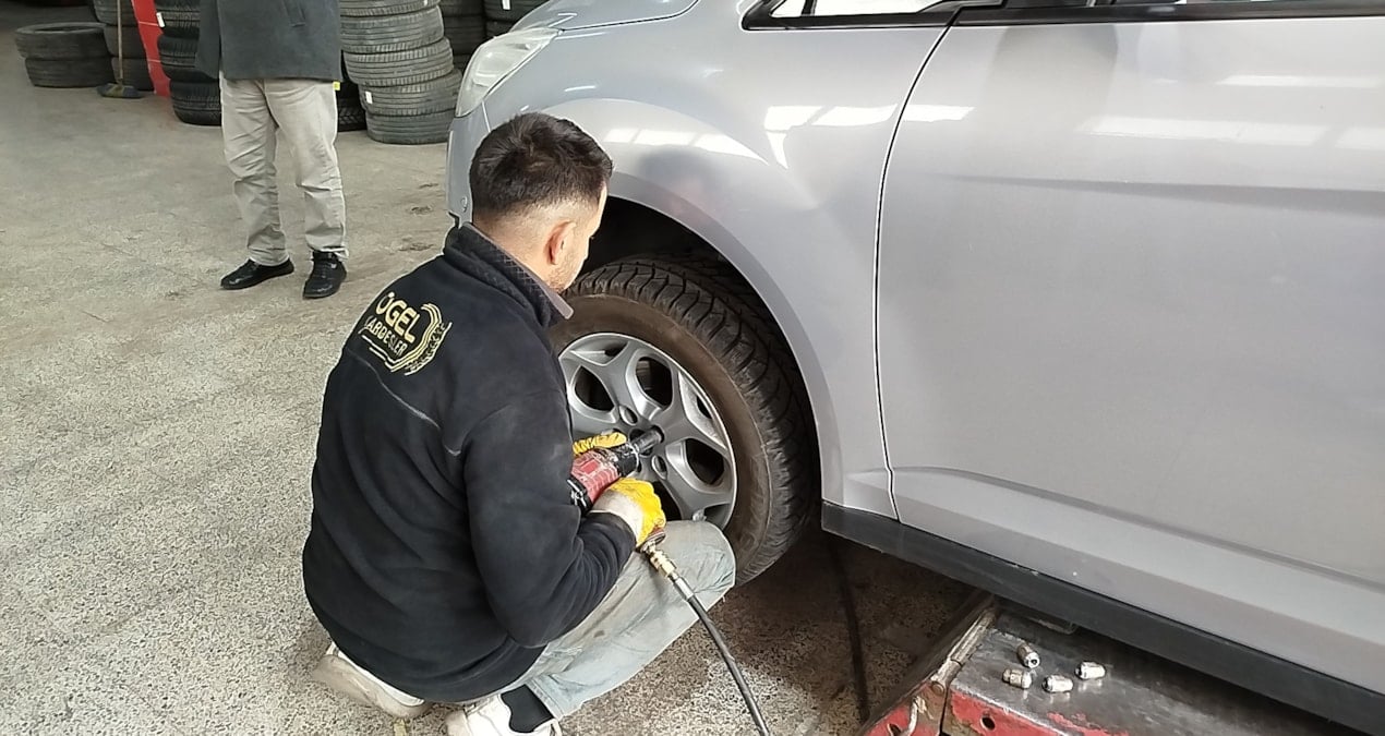 Zorunlu kış lastiği uygulaması nedeniyle lastikçilerde yoğunluk yaşanıyor