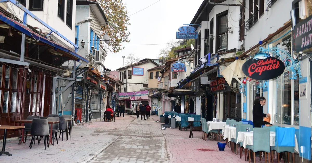 Bursa Osmangazi’de Tarihi Arap Şükrü Sokağı ‘kaçak’lardan arındırıldı