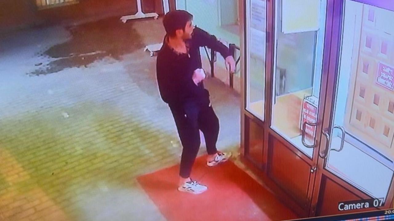 Cami kapısını yumruklayan şahıs hakkında karar verildi