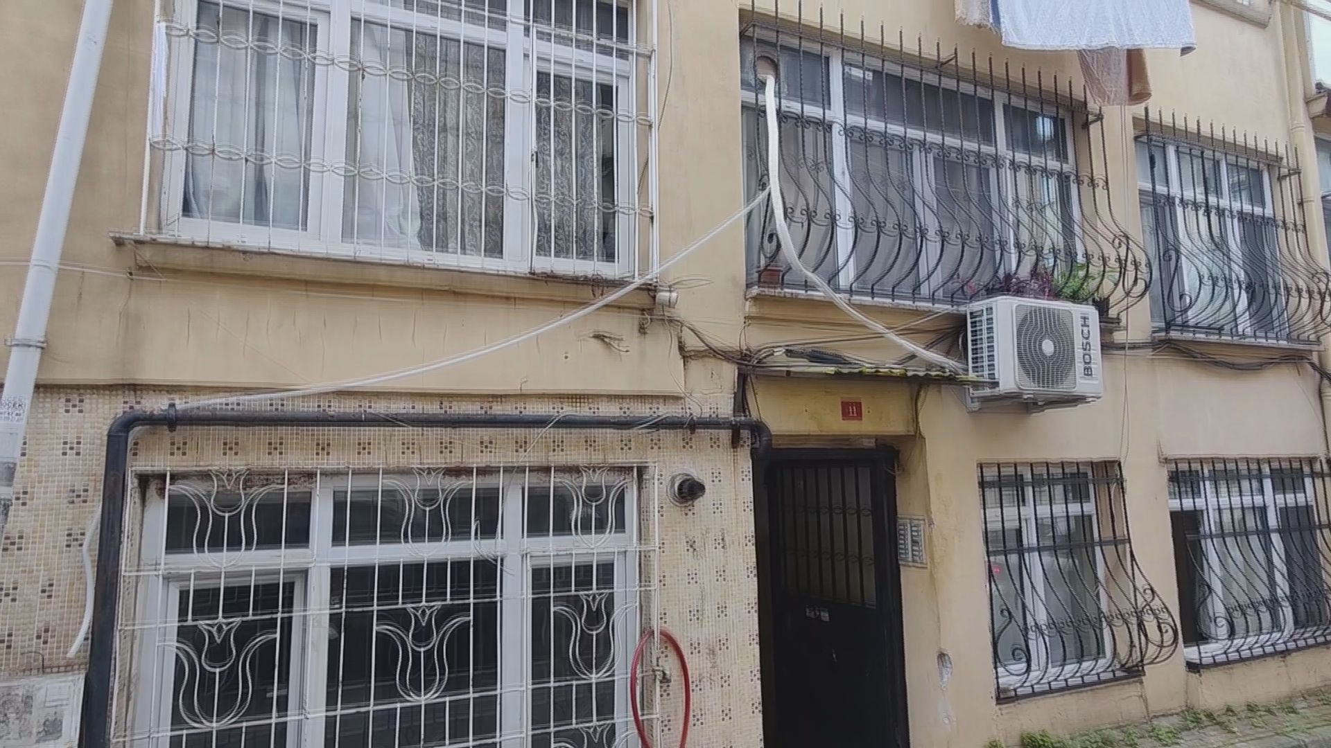 Fatih’te 4 katlı binanın zemininde çökme meydana geldi