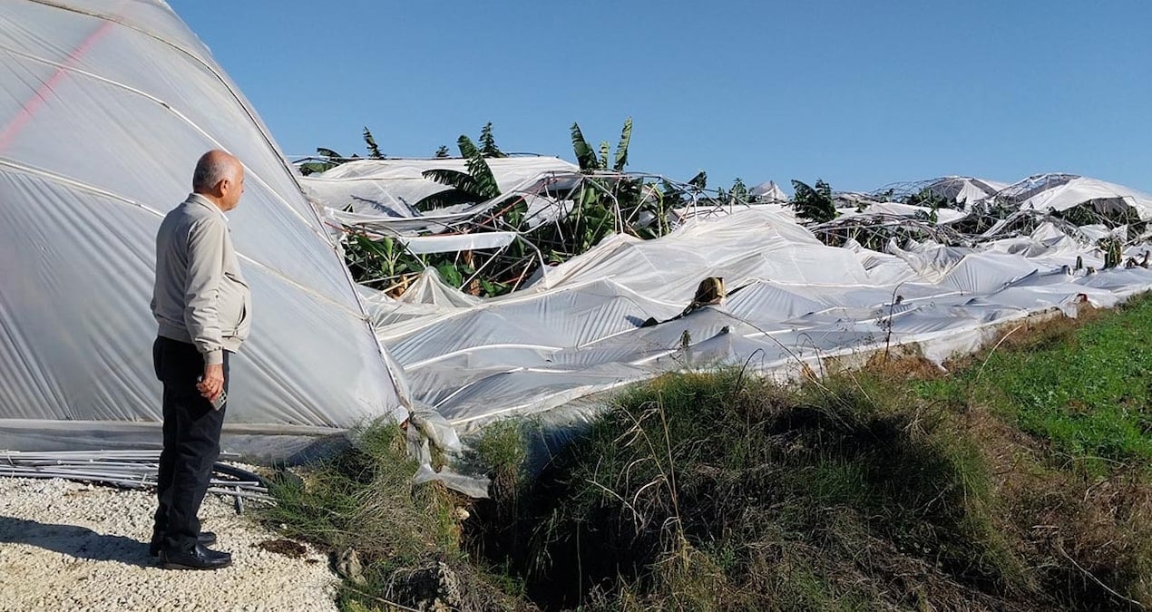 Hortum seralara büyük hasar verdi