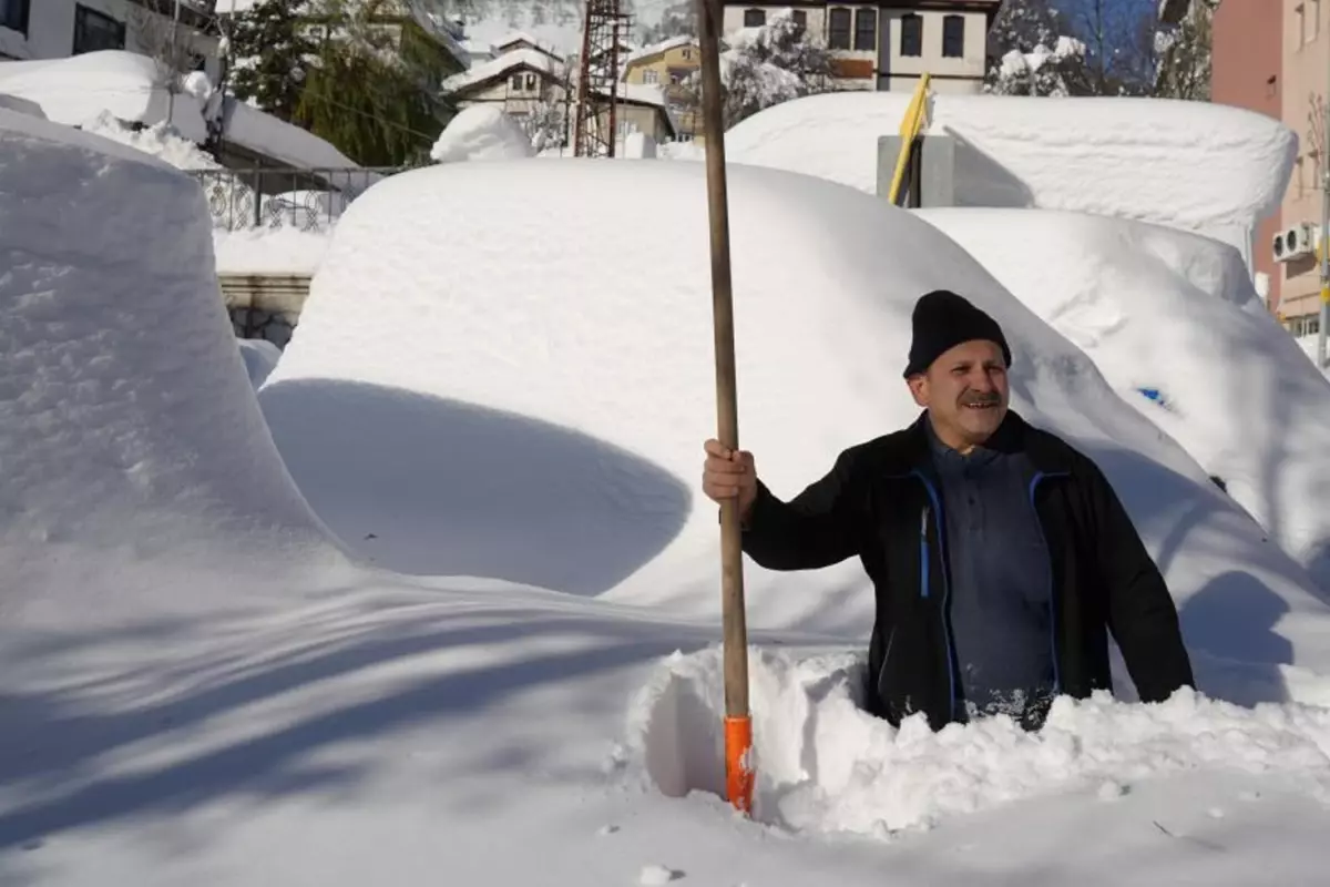 İlçe kara gömüldü! Vatandaşlar arabasını bulamıyor