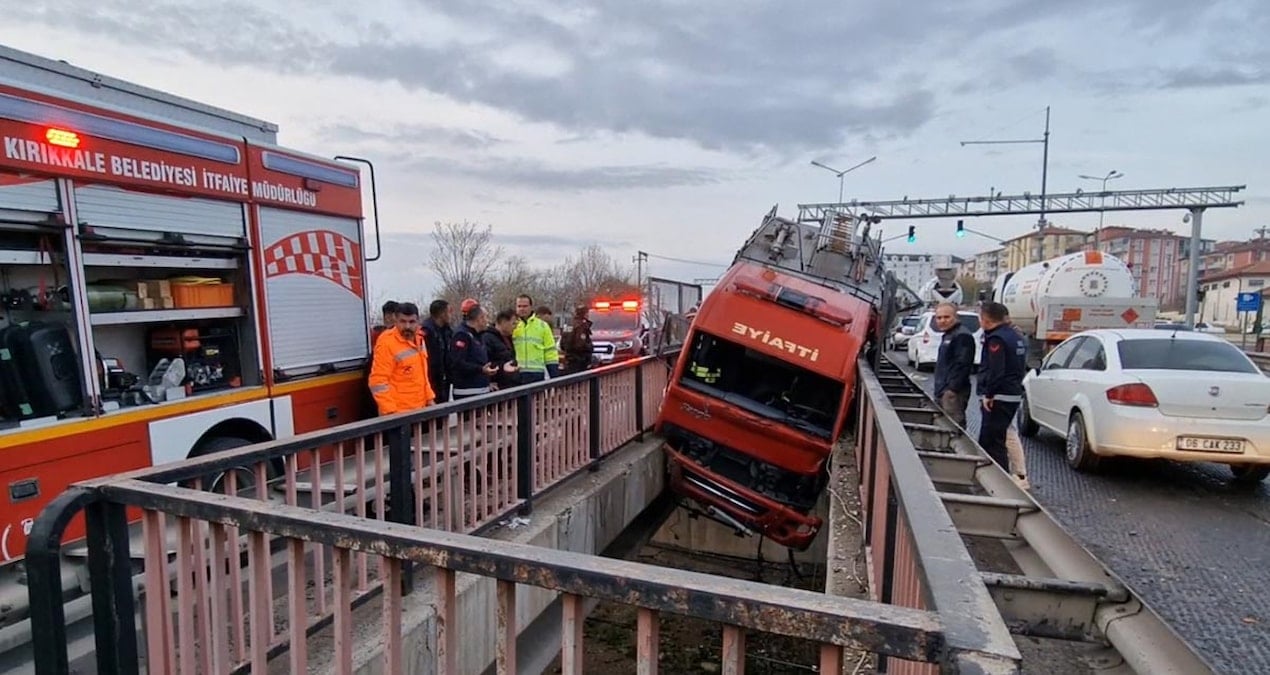 İtfaiye aracı iki köprü arasına sıkıştı
