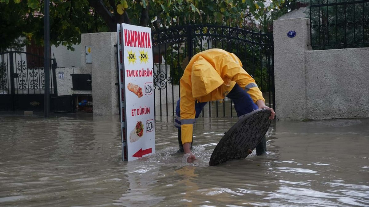 İzmir’den sel manzaraları: Vatandaşlar zor anlar yaşadı