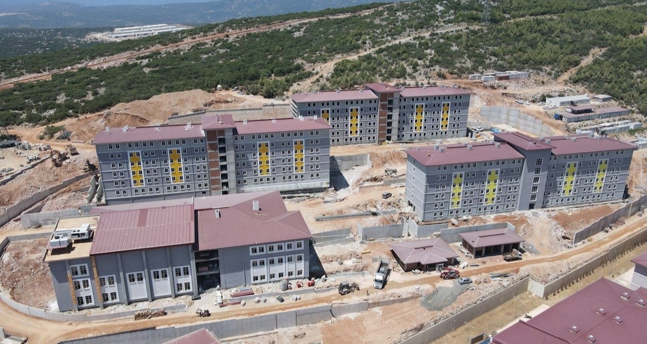 Öğrenci yurdu, mezarlık ve dev çukurun üstüne yapıldı