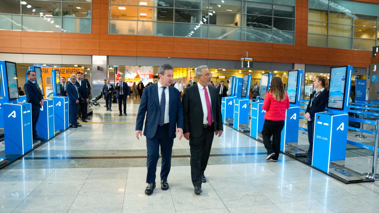 THY ve AJet Yönetim Kurulu Başkanı Bolat’tan AJet’in saha ekiplerine ziyaret