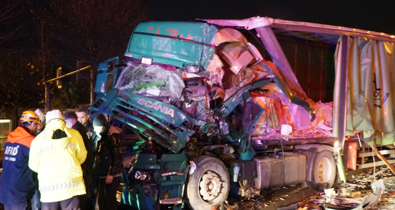 Yağış başladı TIR’lar birbirine girdi! Sahil yolunda kaza paniği