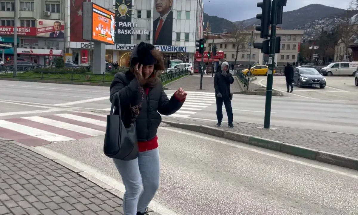 Bursa’da Fırtına Hayatı Felç Etti