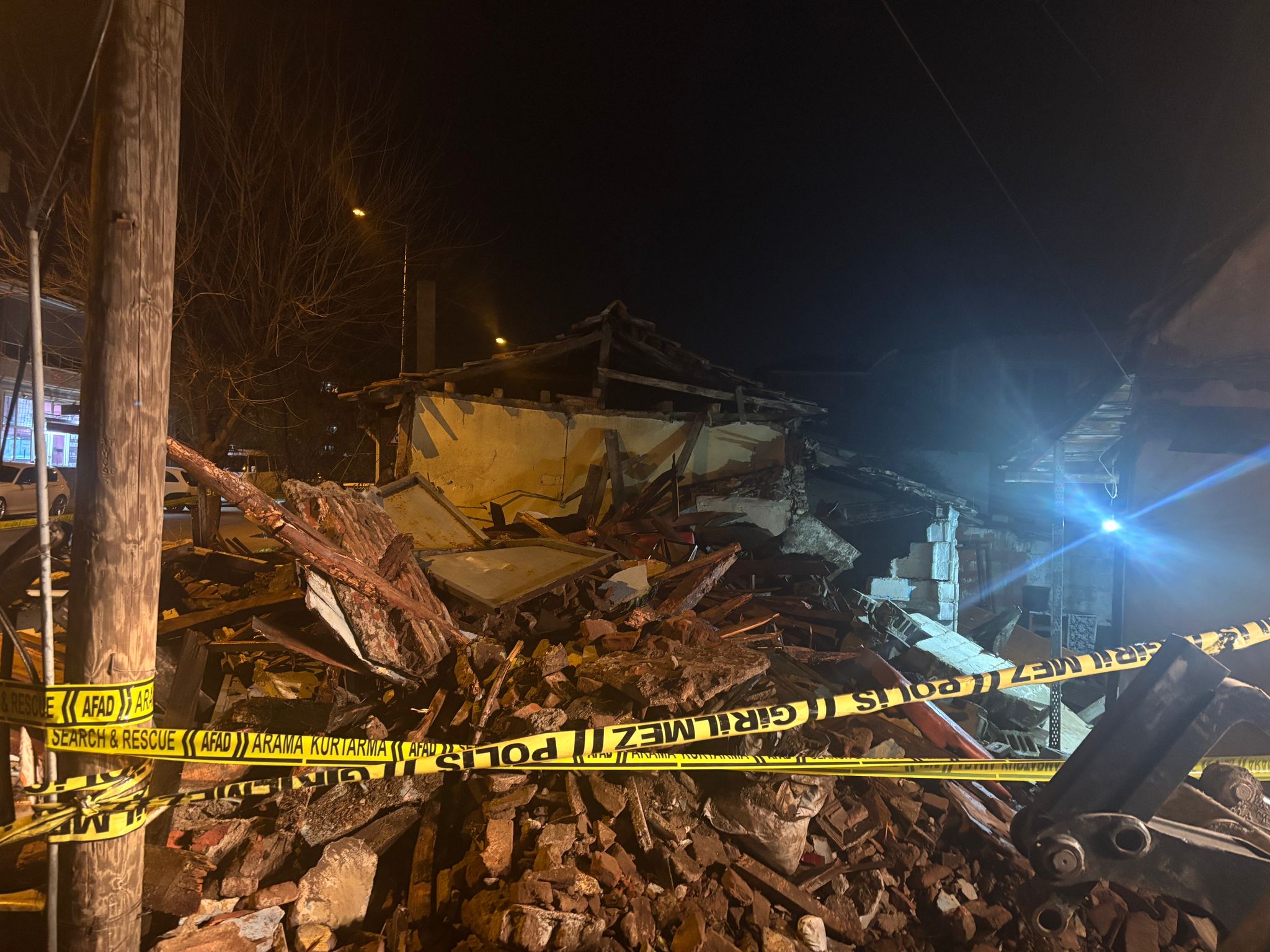 Edirne’de metruk bina çöktü, mahsur kalan 5 kişi kurtarıldı