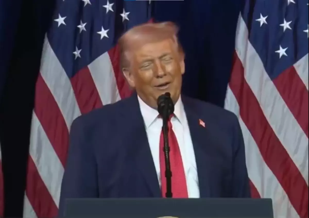 Kürsüde taklit yapan Trump’ın hareketleri akılalmaz