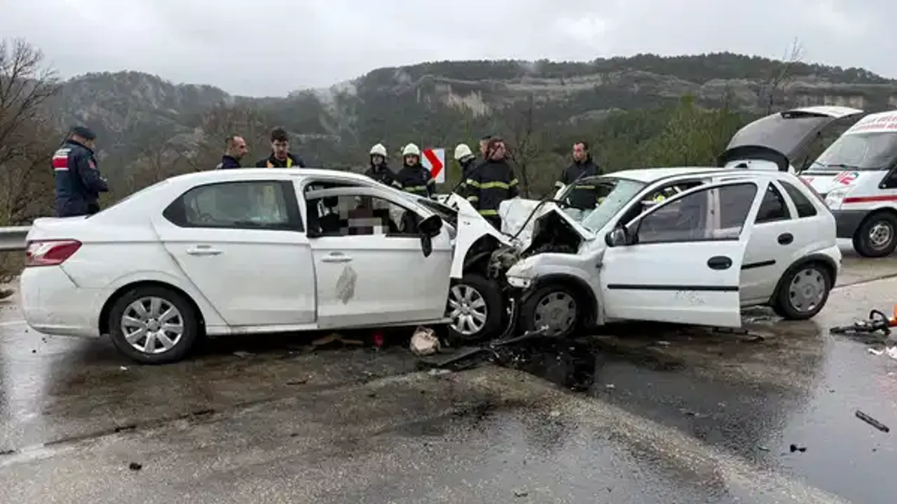 Antalya’nın Ardından Bir Acı Haber de Burdur’dan: İki Otomobil Kafa Kafaya Çarpıştı, 7 Ölü 5 Yaralı