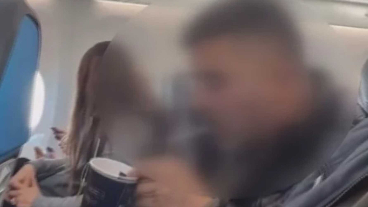 Uçakta sigara içen yolcuya ağır ceza! Kara listeye alındı