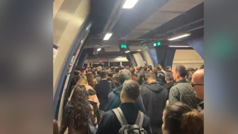 istanbulda-metro-yogunlugu-tunele-su-doldu-Q2WS8FFL