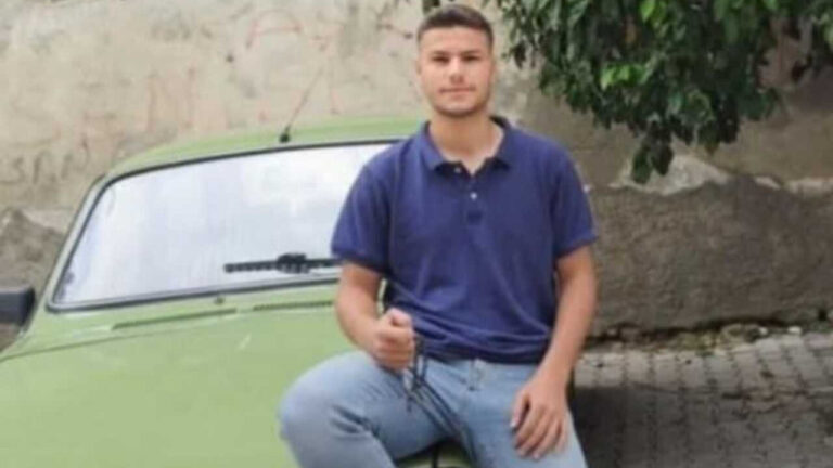 komsu-kavgasi-kanli-bitti-19-yasindaki-genc-bicaklanarak-olduruldu-JnPuwTnh