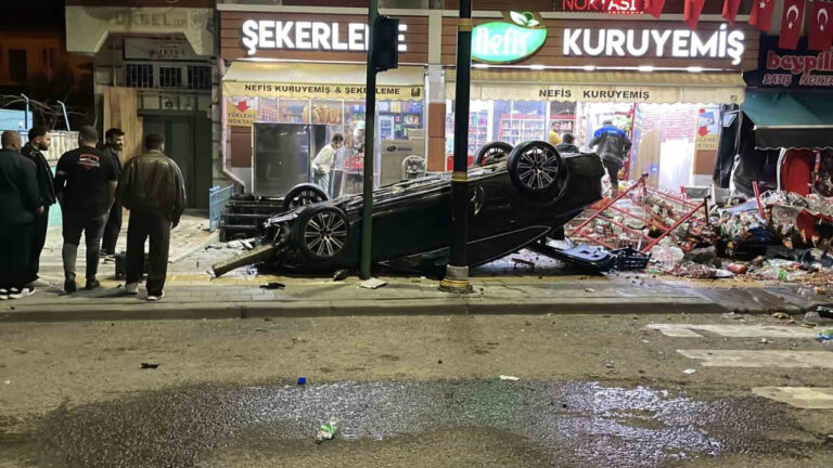 kontrolden-cikan-otomobil-2-is-yerine-carparak-devrildi-Q4jwN6IL