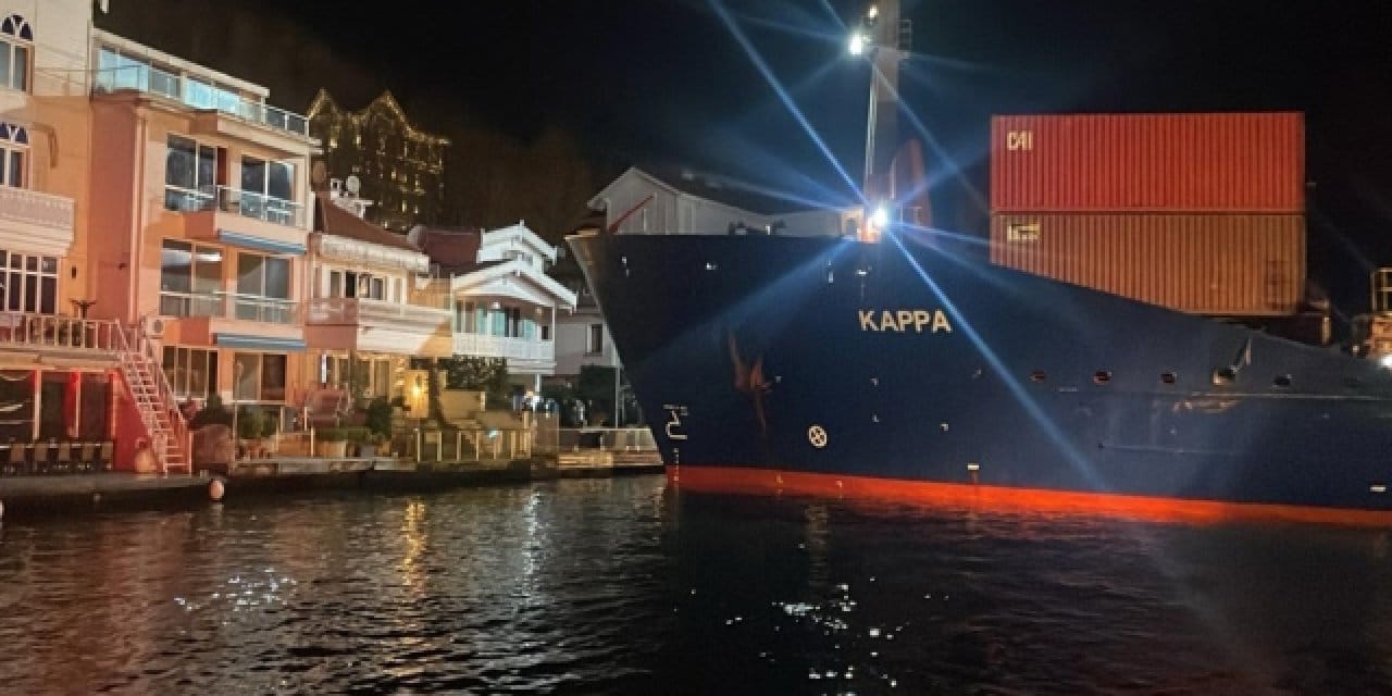 İstanbul Boğazı’nda Gemi Karaya Oturdu: Kurtarma Çalışmaları Başlatıldı