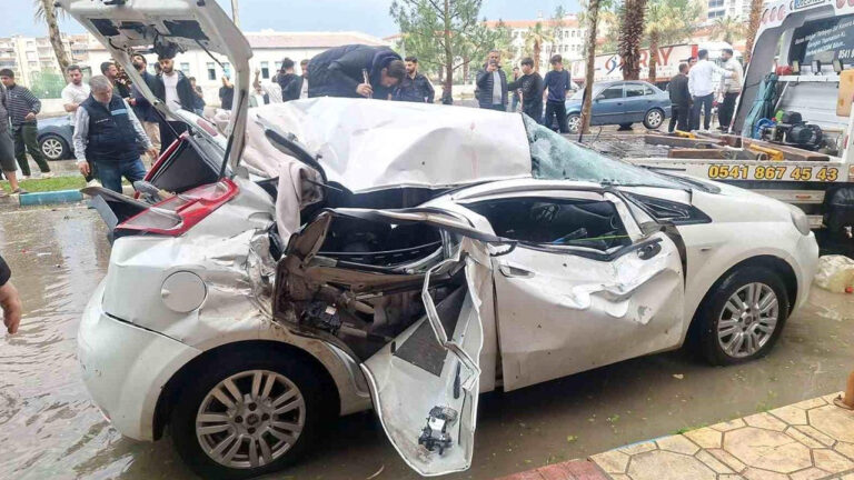 sanliurfada-gunes-enerjisi-paneli-otomobilin-uzerine-dustu-1-kisi-hayatini-kaybetti-s2SMsSYi