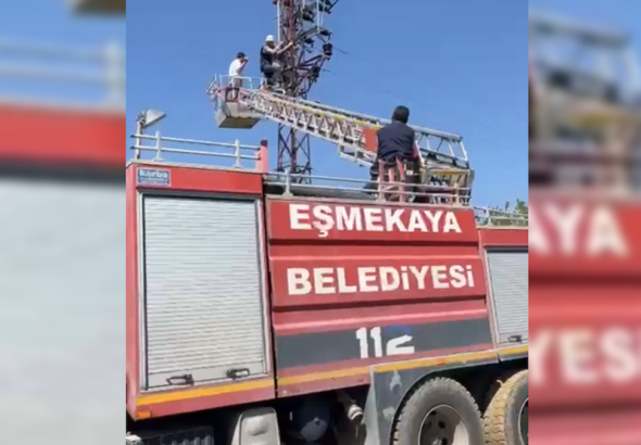 tamir-icin-direge-cikti-elektrik-akimina-kapilip-mahsur-kaldi-aqveMvfH