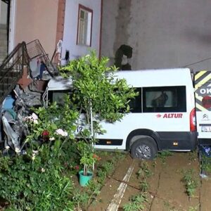 İstanbul’da feci kaza! Freni patlayan araç evin bahçesine uçtu: 1 yaralı