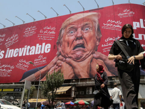 Tahranda trump hedef alindi intikam kacinilmaz yazili dev afis asildi CIlfJ4G1