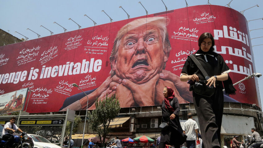 Tahranda trump hedef alindi intikam kacinilmaz yazili dev afis asildi CIlfJ4G1